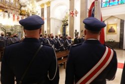 Poczet sztandarowy w kościele Policji