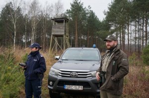 Policjantka i strażnik leśny w lesie