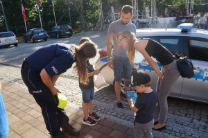 Policjantka tłumaczy dzieciom zasady bezpieczeństwa