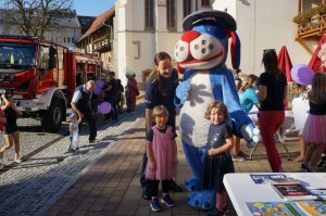 Wspólne zdjęcie Sznupka i dzieci na festynie