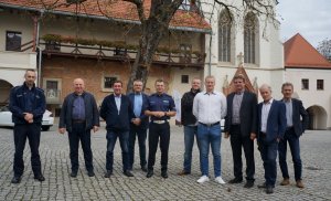 Na placu Zamku Piastowskiego w Raciborzu wspólne zdjęcie policjantów i kierowców