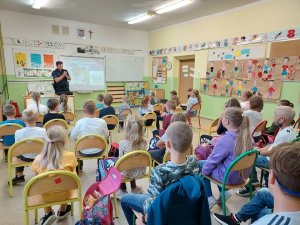 Uczniowie na lekcji słuchają rad dzielnicowego