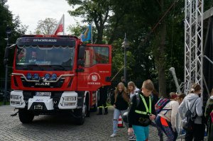 Wóż bojowy Straży Pożarnej i młodzież wokół niego