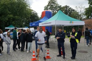 Uczeń w alkogoglach pokonuje tor przeszkód