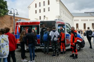 Uczniowie ogłądaja wyposażenie karetki