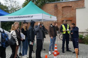 Uczniowie rozmawiąją z policjantami