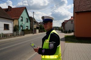 Policjant z alkomatem