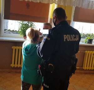 Policjant pokazuje kobietom chwyty obezwładniające