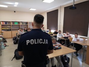 Policjant wśród uczniów