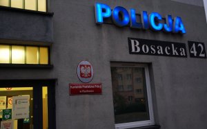 Widok budynku Komendy Powiatowej Policji w Raciborzu z plakatem Egida-21
