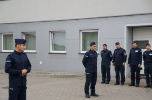 Zastępca Komendanta Policji w Raciborzu wita rezerwistów stojących w dwuszeregu