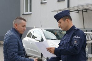 Komendant wręcza rezerwiście zaświadczenie o odbyciu szkolenia