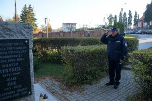 Komendant przy pomniku składa znicz zabitych policjantów podczas wojny