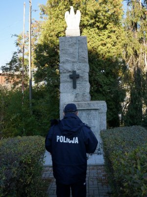 Widok pomnika i policjanta