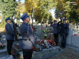 Komendanci oddają honory przy grobie zabitego raciborskiego policjanta