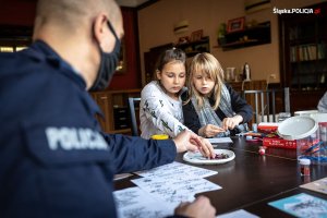 Obrazek dziecko i policjant