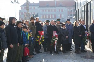 Przedstawiciele służb mundurowych i mieszkańcy pod pomnikiem abp. Józefa Gawliny