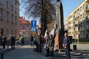 Przedstawiciele służb mundurowych i mieszkańcy pod pomnikiem abp. Józefa Gawliny