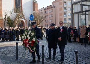 Dyrektor Zakładu Karnego z Ministrem Wosiem składają wieniec