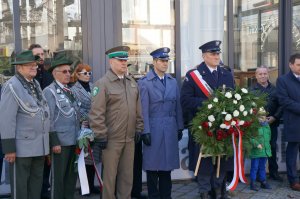 Przedstawiciele służb mundurowych i mieszkańcy pod pomnikiem abp. Józefa Gawliny