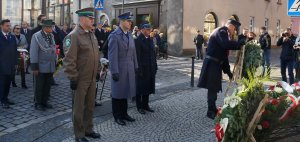 Przedstawiciele służb mundurowych i mieszkańcy pod pomnikiem abp. Józefa Gawliny