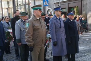 Przedstawiciele służb mundurowych i mieszkańcy pod pomnikiem abp. Józefa Gawliny