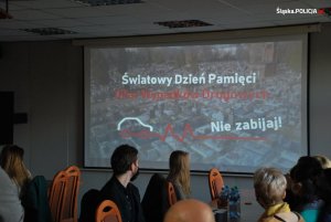 Obrazek policjanci i zaproszeni goście w sali rozmawiają na temat wypadków drogowych