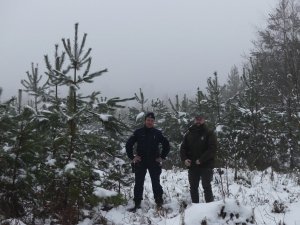 Policjantka ze strażnikiem leśnym na tle lasu