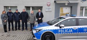 Komendant raciborskiej policji wspólnie z samorządowcami na tle nowego radiowozu