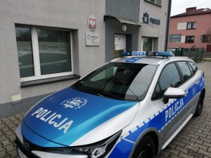 Policyjny radiowóz przed komisariatem w Krzyżanowicach
