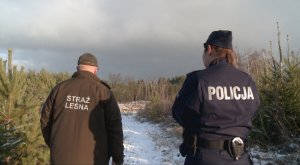 Policjantka i Strażnik Leśny podczas kontroli lasów widok na tle lasu