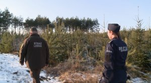 Policjantka i Strażnik Leśny podczas kontroli lasów w Rudach