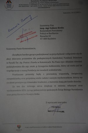 Podziekowanie dla komendanta i dzielnicowego za zbiórkę słodyczy dla dzieci