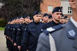 Awatar dotyczący doboru do Policji Policjanci w szeregu stoją