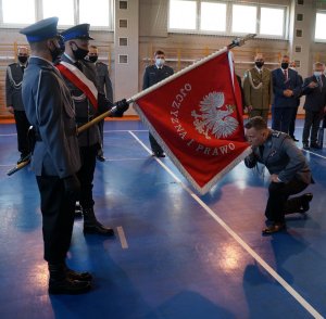 Komendant Krebs żegna się ze sztandarem