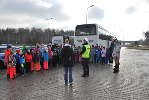 Policjanci na tle autobusu