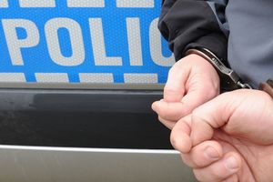 Awatar napis policja i osoba z założonymi kajdankami