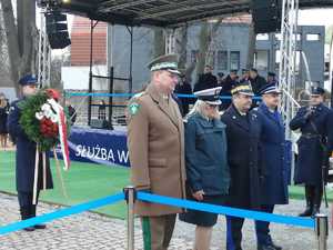 Delegacje służb mundurowych składają wieńce pod pomnikiem Żołnierzy Wyklętych