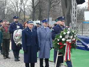 Delegacje służb mundurowych składają wieńce pod pomnikiem Żołnierzy Wyklętych