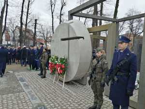 Pomnik Żołnierzy Wyklętych wraz z wartą honorową