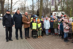 Wspólne zdjecie policjantów i dzieci