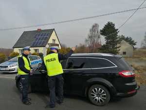 Policjanci z drogówki kontrolują samochód