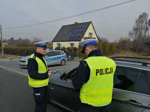 Policjanci z drogówki kontrolują samochód