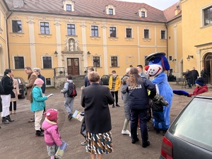 Zdjęcie przedstawiające sznupka oraz dzieci z ukrainy