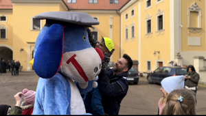 Zdjęcie przedstawiające sznupka oraz dzieci z ukrainy