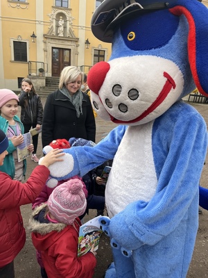 Zdjęcie przedstawiające sznupka oraz dzieci z ukrainy