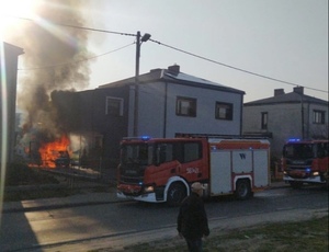 Widok pożaru palący się samochód i dom