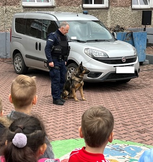 Przewodnik psa słuzbowego z komendy w Rybniku podczas pogadanki z uczniami w Rudach