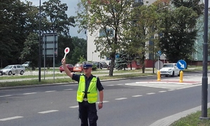 Policjant z drogówki zatrzymuje pojazd