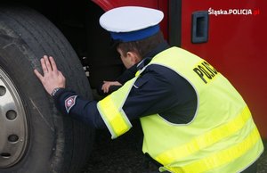 Awatar policjant z drogówki sprawdza stan techniczny autokaru